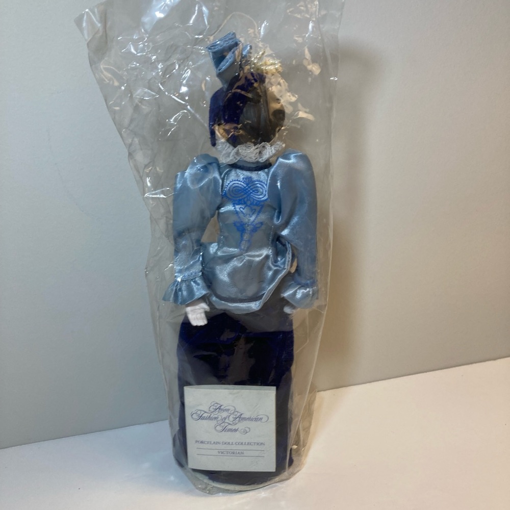 PORCELAIN DOLL - Picture 4 of 5